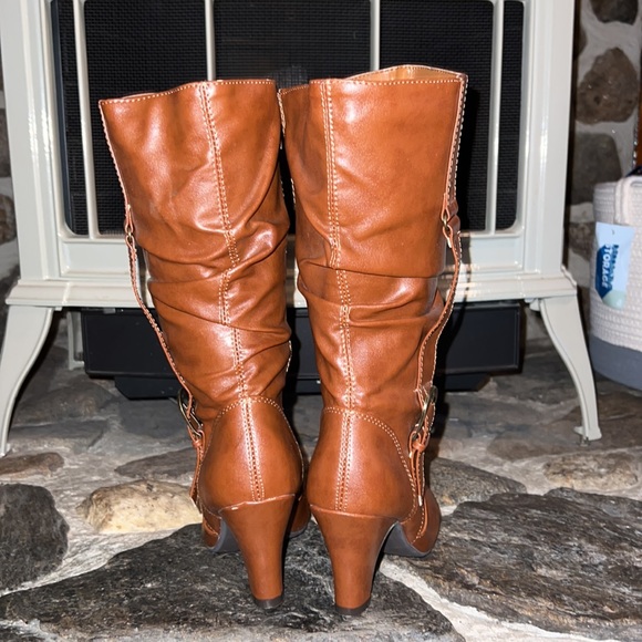 Scrunched Belted Mid calf Heeled Boots - Picture 3 of 9